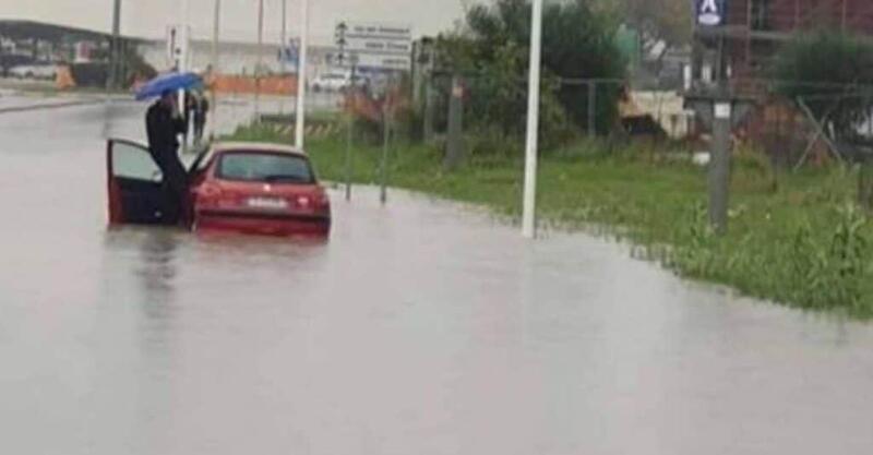 Cagliari, automobilista bloccato nell&#039;acqua alta: gli scattano foto anzich&eacute; aiutarlo