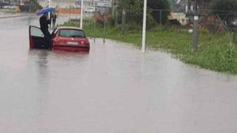 Cagliari, automobilista bloccato nell&#039;acqua alta: gli scattano foto anzich&eacute; aiutarlo