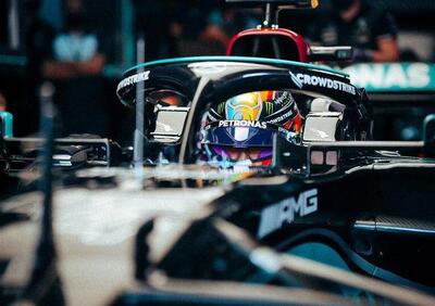 F1, casco arcobaleno per Lewis Hamilton in Qatar