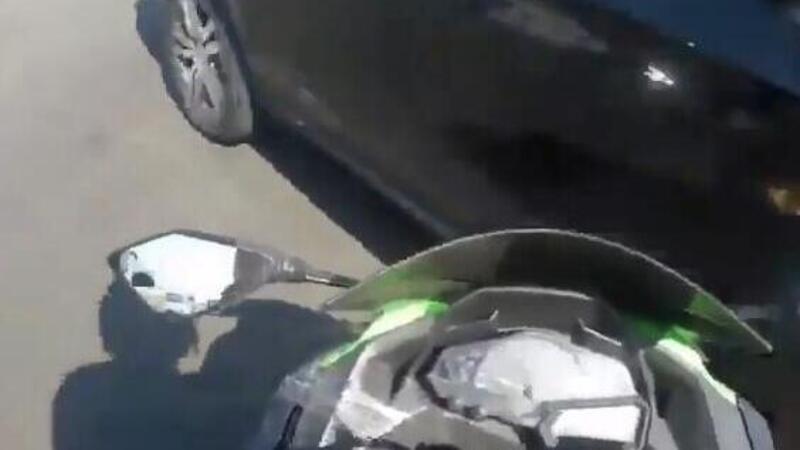 Kamikaze con la Kawasaki Ninja nel traffico: botto inevitabile  [VIDEO]