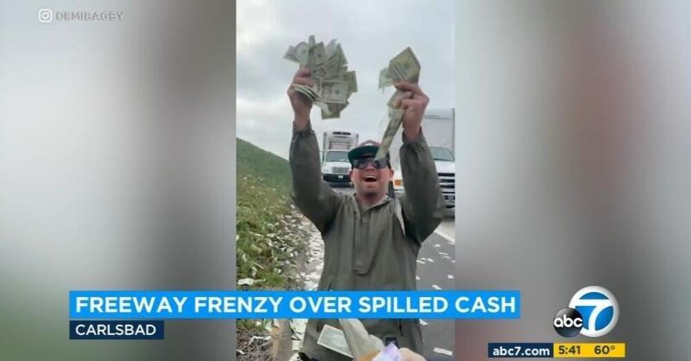 Camion blindato disperde banconote in autostrada, automobilisti impazziti [VIDEO]