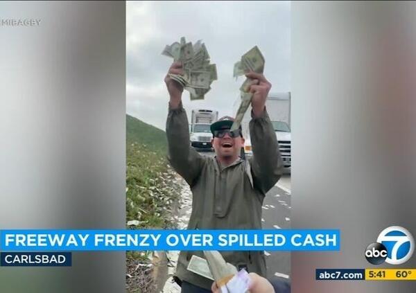 Camion blindato disperde banconote in autostrada, automobilisti impazziti [VIDEO]