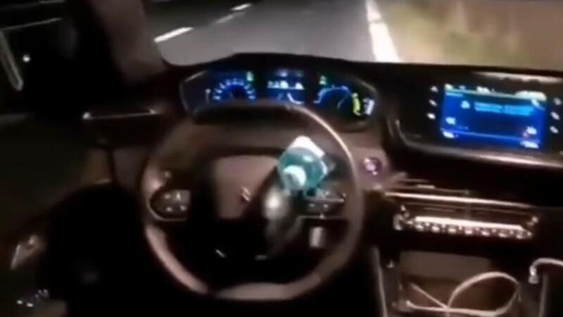 Bottiglietta incastrata nel volante e via, Ma non &egrave; un film: l&#039;auto-bil&ograve;tt non mantiene la corsia [video crash]