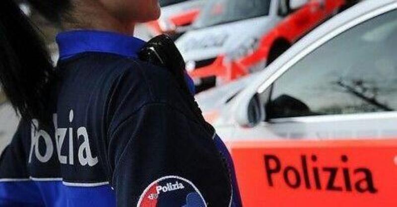 Zurigo: motociclista scappa dalla polizia ma si schianta contro un&#039;auto, arrestato