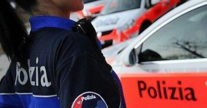 Zurigo: motociclista scappa dalla polizia ma si schianta contro un'auto, arrestato