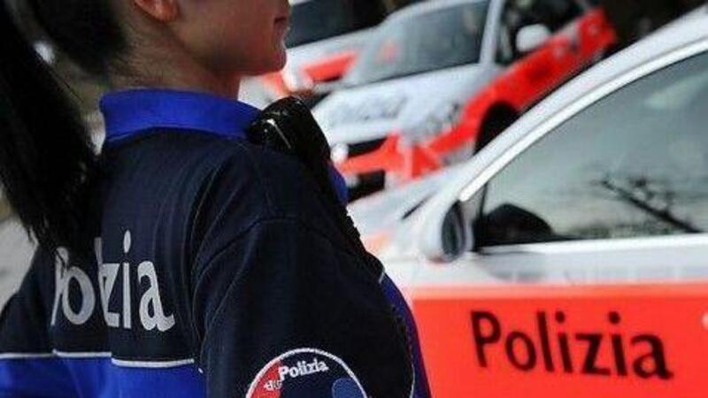 Zurigo: motociclista scappa dalla polizia ma si schianta contro un&#039;auto, arrestato