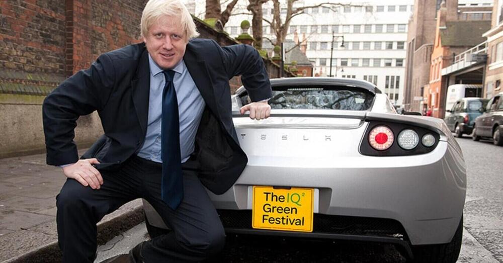 L&rsquo;incredibile discorso di Boris Johnson, tra Tesla, Ferrari, rombi di motori, inceppamenti e Peppa Pig