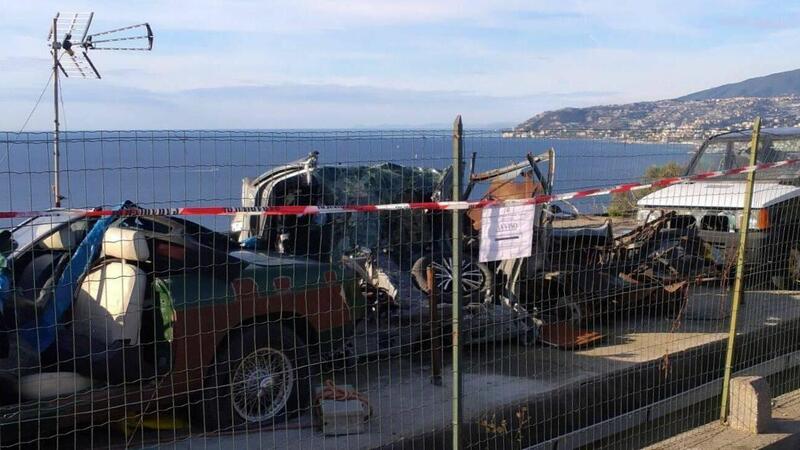 Sanremo, discarica abusiva con auto a cielo aperto