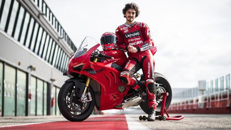 Ducati Panigale V4 e V4S 2022. Dati, prezzi e foto