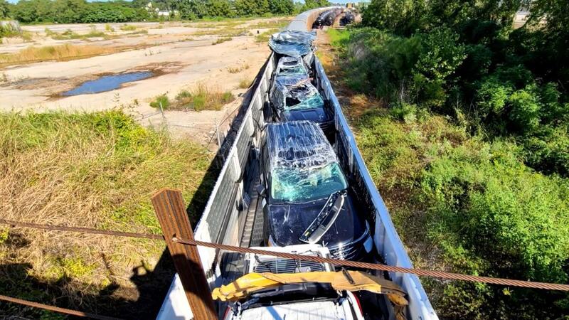 Carneficina di vetture trasportate da un treno che ha calcolato male le misure