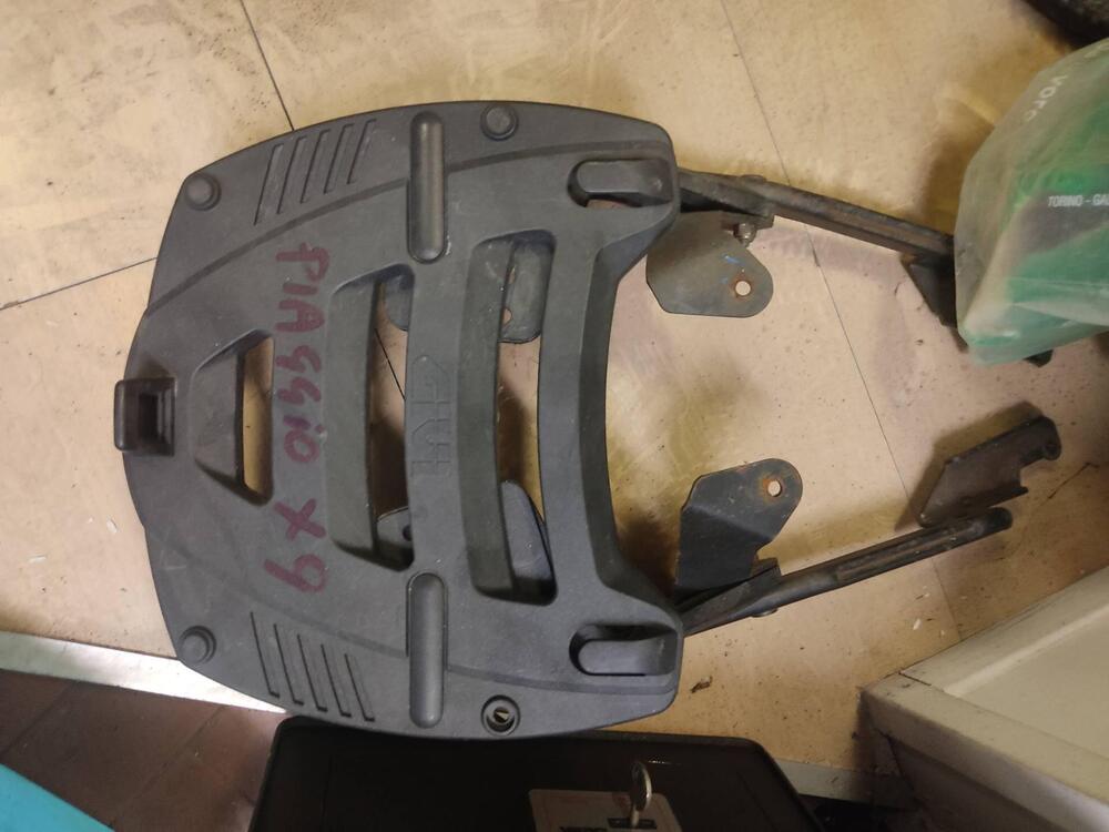Piastra con staffe piaggio x9 Givi