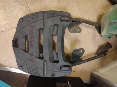 Piastra con staffe piaggio x9 Givi