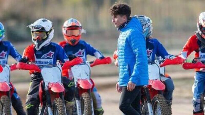 Marc Marquez non &egrave; riuscito a resistere: ecco il video con i pilotini dello Junior Camp