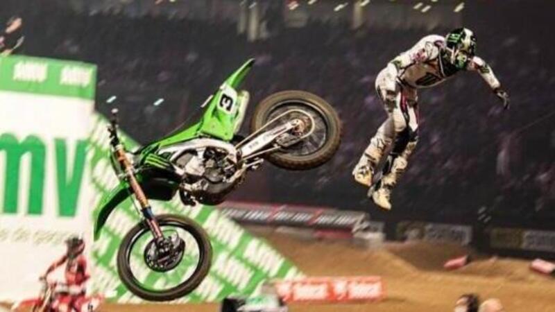 Supercross di Parigi: il tremendo volo di Febvre e il podio dell&rsquo;intramontabile Cairoli [VIDEO e FOTO]