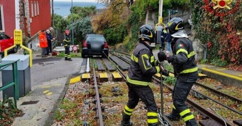 Guida l&rsquo;auto sulle rotaie di un tram ma si blocca. I vigili del fuoco liberano la vettura