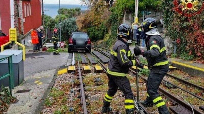 Guida l&rsquo;auto sulle rotaie di un tram ma si blocca. I vigili del fuoco liberano la vettura