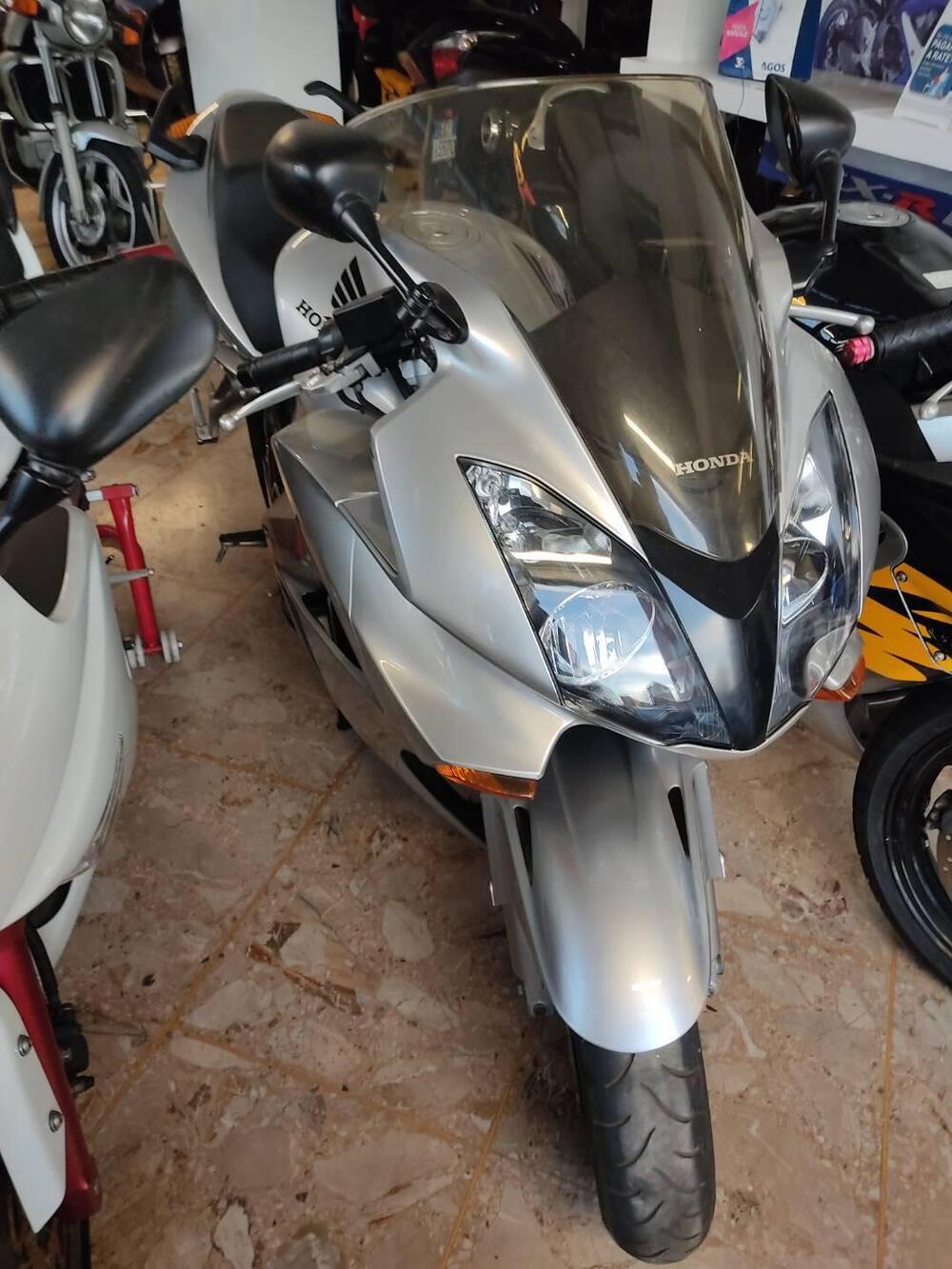 Honda VFR 800 (2002 - 05) (8)