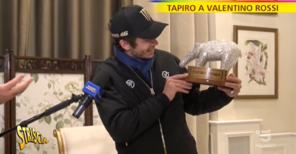 Valentino Rossi e la consegna di un Tapiro davvero speciale: &ldquo;Marquez? Non l&rsquo;ho sentito, i rapporti si sono arrugginiti&rdquo;