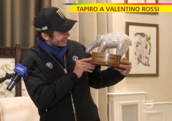 Valentino Rossi e la consegna di un Tapiro davvero speciale: &ldquo;Marquez? Non l&rsquo;ho sentito, i rapporti si sono arrugginiti&rdquo;