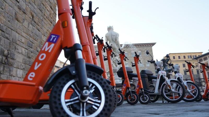 Monopattini. A Firenze da oggi scatta l&#039;obbligo del casco