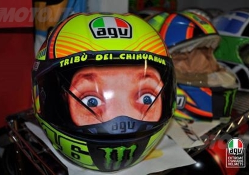 Rossi si guarda le spalle