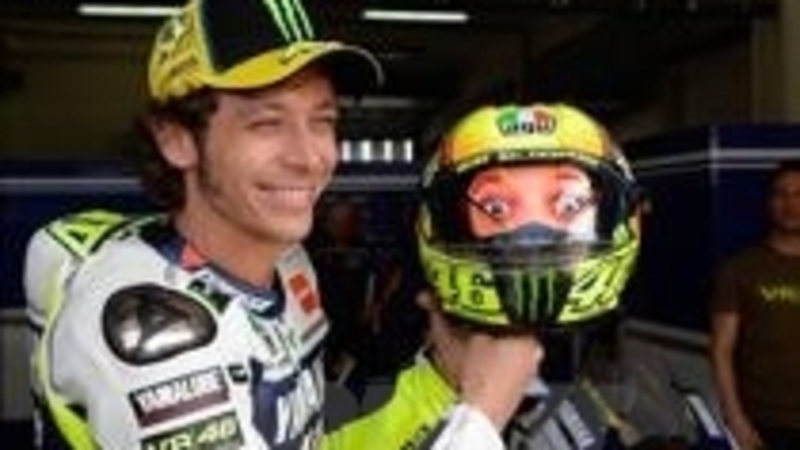 Rossi si guarda le spalle