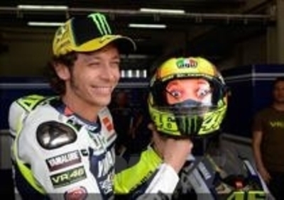 Rossi si guarda le spalle