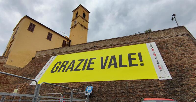 Tavullia: due gru per rimettere lo striscione &quot;grazie Vale&quot; al suo posto in attesa della Soprintendenza