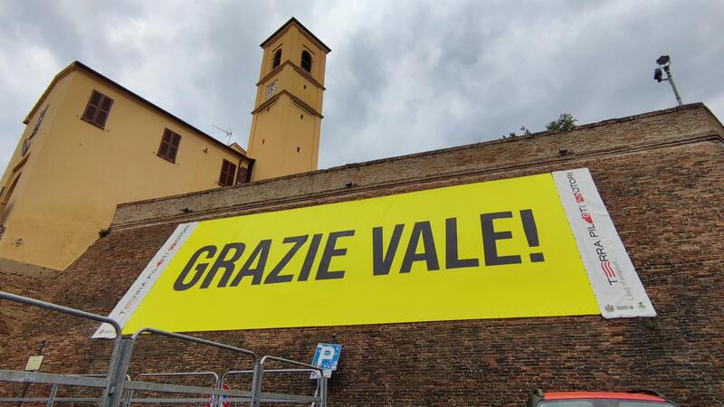 Tavullia: due gru per rimettere lo striscione "grazie Vale" al suo posto in attesa della Soprintendenza