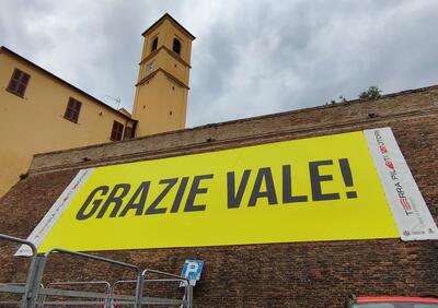 Tavullia: due gru per rimettere lo striscione grazie Vale al suo posto in attesa della Soprintendenza