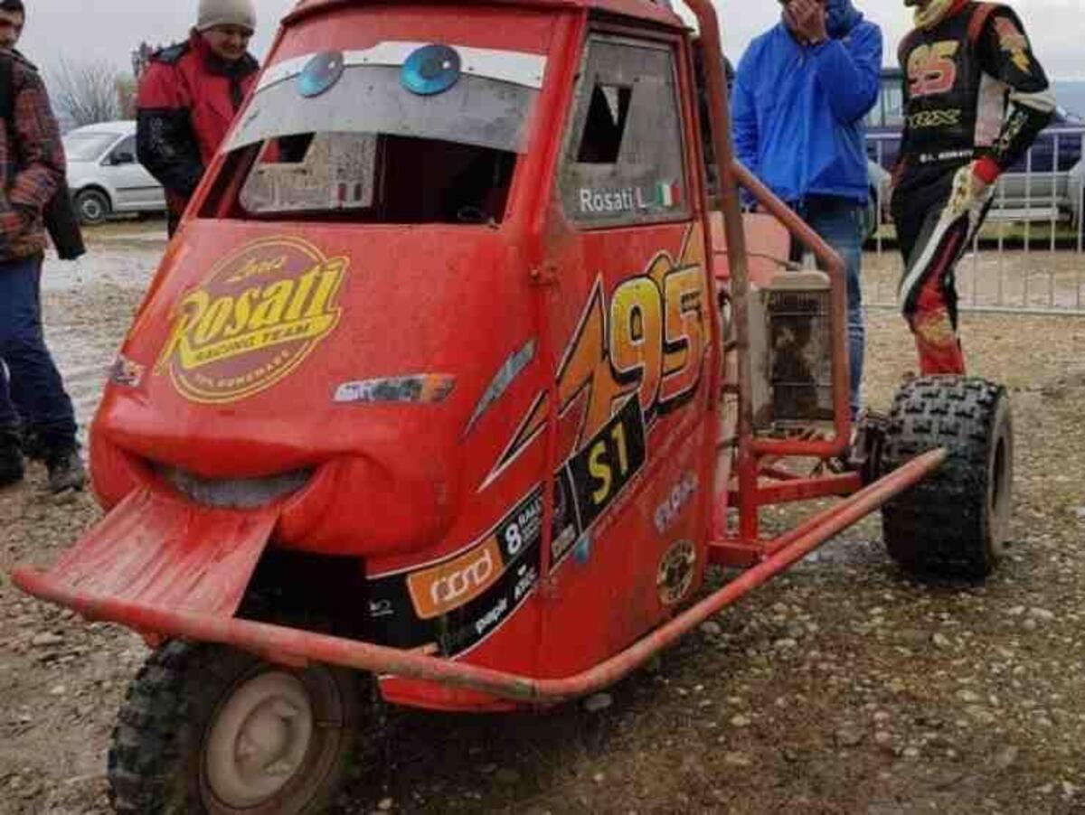 Trasforma l'Ape Piaggio in un mega bolide, il motore è di una