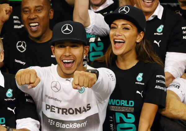 Lewis Hamilton all&rsquo;attacco sulle donne al volante: &ldquo;Non mi sento a mio agio&rdquo;