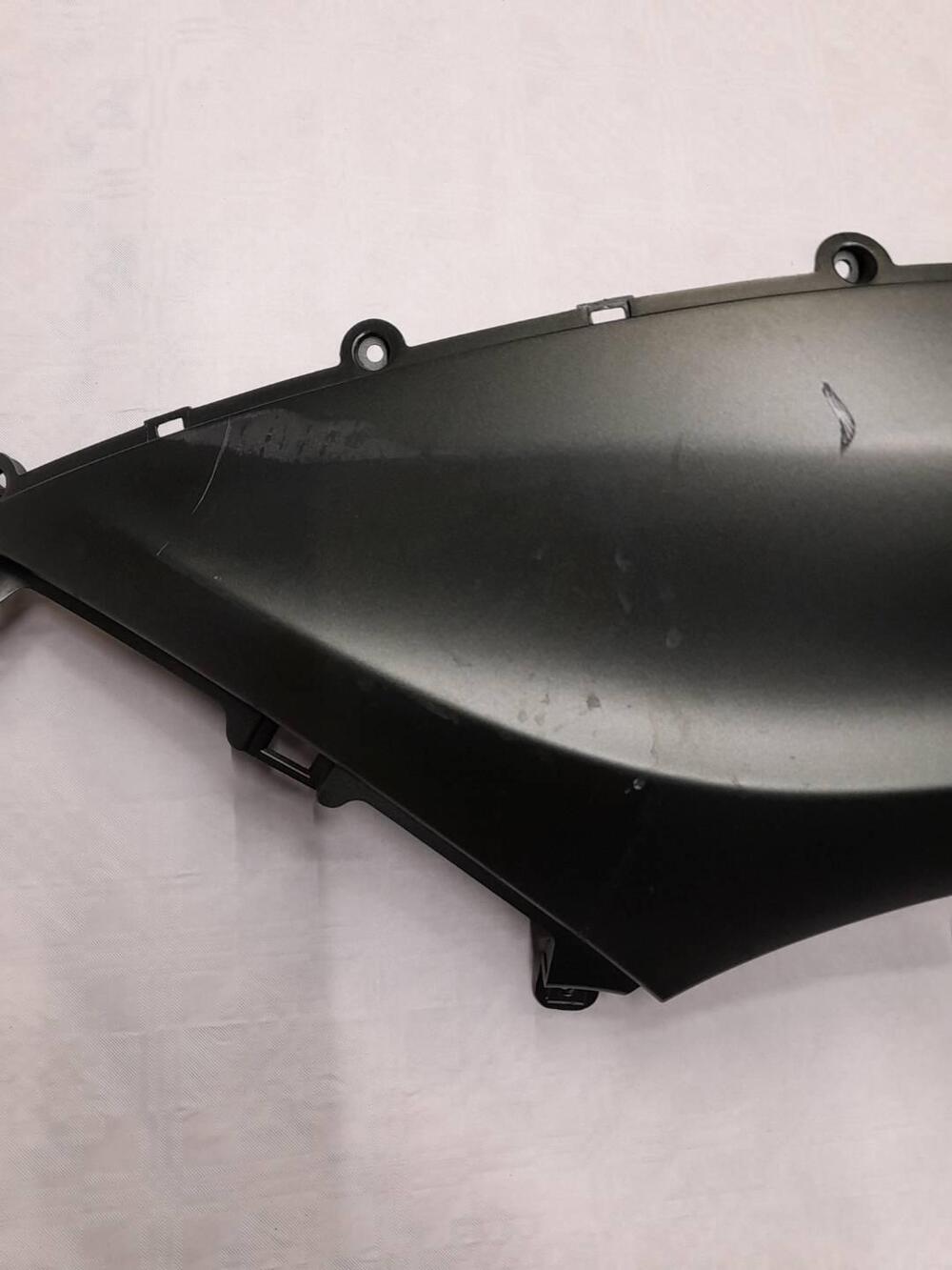 FIANCATA POSTERIORE SX PIAGGIO BEVERLY 300-350 (3)