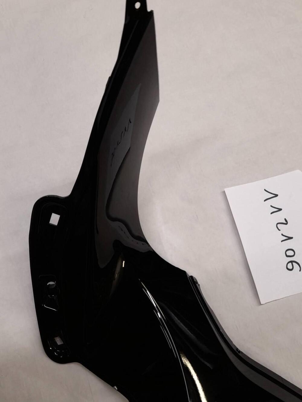 FIANCHETTO CENTRALE DX PIAGGIO BEVERLY 300-350 (2)