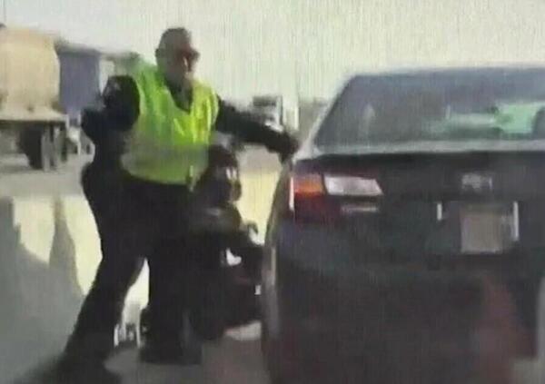 Stati Uniti, agente si salva miracolosamente evitando una collisione tra pi&ugrave; auto [VIDEO]