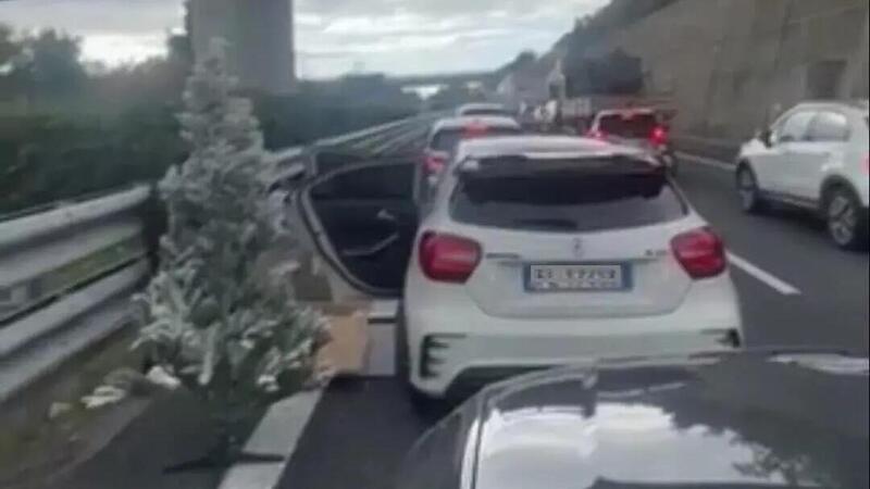 Coda in autostrada per andare in montagna? No-problem faccio l&#039;albero di Natale