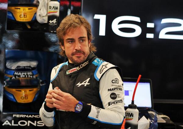 Alonso si arrabbia con la FIA: &quot;Ogni volta che sembra esserci una bandiera rossa o una situazione simile va tutto nel verso sbagliato&quot;