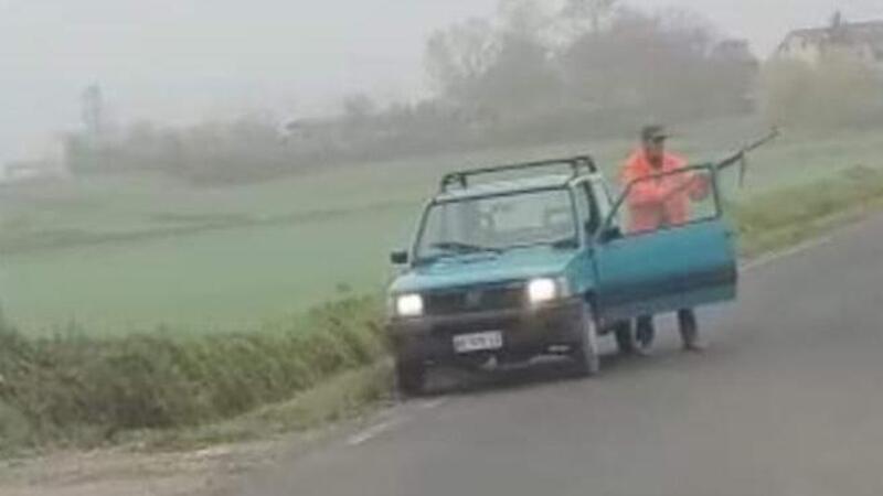 Cacciatore ferma la Fiat Panda in mezzo alla strada, Per sparare