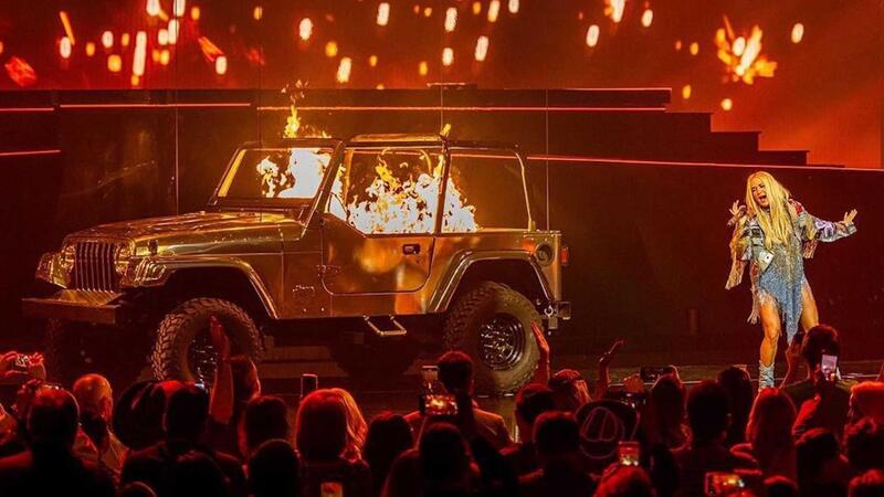 Note dolenti, Per la cantante che brucia una Jeep Wrangler sul palco