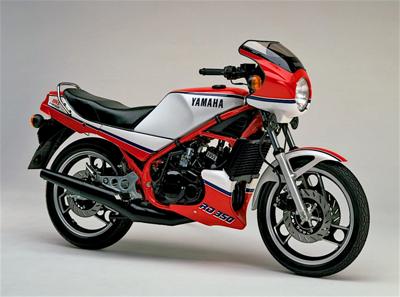 La RD 350 LC YPVS, apparsa nel 1983, era una bella e pepata &ldquo;media&rdquo; che grazie ai 59 cavalli del suo motore aveva prestazioni eccezionali in rapporto alla cilindrata. Il telaio, dal disegno moderno e razionale, era a doppia culla continua in tubi