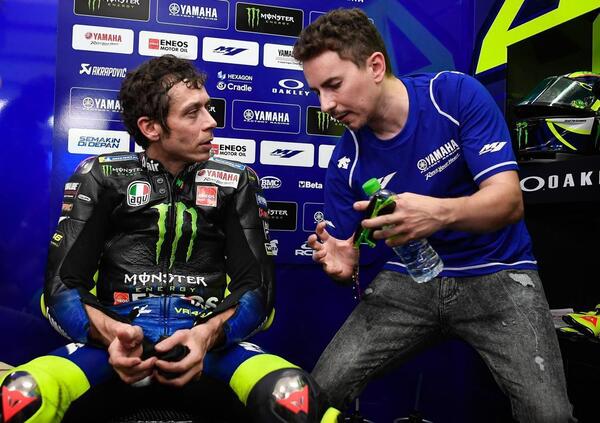 Dalla MotoGP alle auto: Jorge Lorenzo segue Valentino Rossi... ma soltanto da casa
