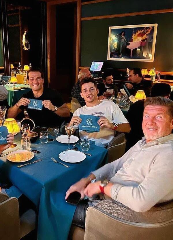 Cosa ci fa Charles Leclerc a cena con un ricercato internazionale? 