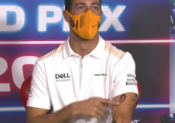 S&igrave;, Ricciardo si &egrave; presentato ad Abu Dhabi con la faccia di Alonso tatuata su un braccio