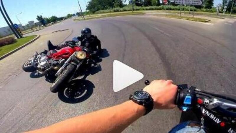 Moto crash: la Ducati Monster e la rotatoria maledetta [VIDEO]