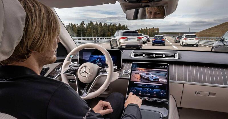 Mercedes batte Tesla nella guida autonoma: via alla guida senza mani