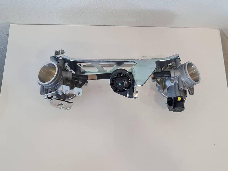 Moto Guzzi gruppo corpo farfallati GU05112530 (2)