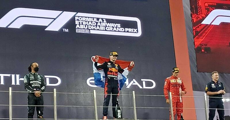 F1, GP Abu Dhabi 2021: Verstappen vince gara e titolo, Hamilton perde, la Mercedes non accetta la sconfitta