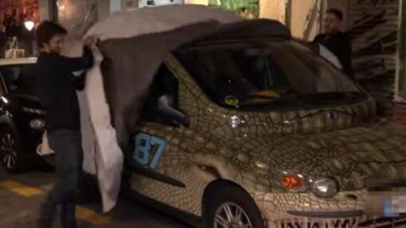 Altro che supercar! Il neo campione del mondo va in giro con una Fiat Multipla pitonata [VIDEO]