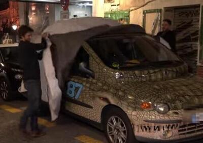 Altro che supercar! Il neo campione del mondo va in giro con una Fiat Multipla pitonata [VIDEO]