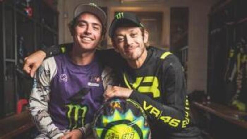 Valentino Rossi e Axell Hodges: che numeri tra la terra e il cielo di Tavullia! [VIDEO]